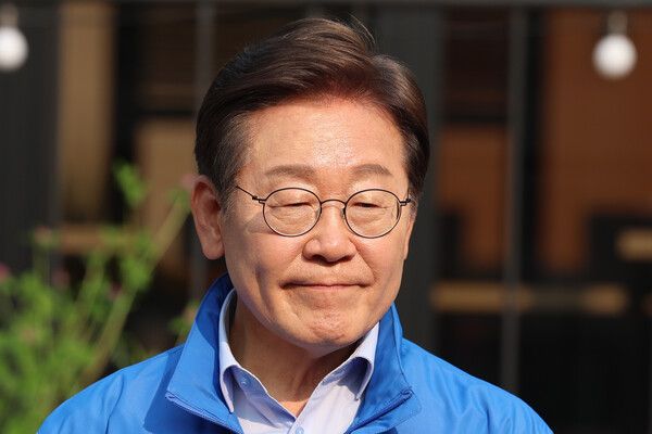 더불어민주당&nbsp;이재명&nbsp;대선 후보가 30일 강원도 원주시 반곡동 원주행복마당에에서 유세를 마친 뒤 취재진의 질문을 받고 있다. [사진=연합뉴스]