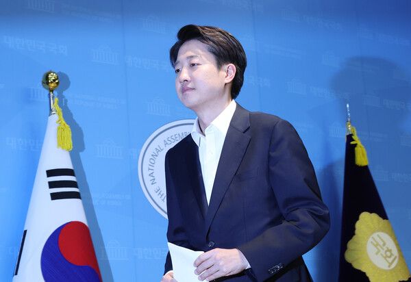 &nbsp;개혁신당&nbsp;이준석&nbsp;대선 후보가 30일 서울 여의도 국회 소통관에서 열린 기자회견에서 더불어민주당 등이 발의한 본인의 징계안과 관련한 입장을 밝힌 뒤 이동하고 있다.[사진=연합뉴스]