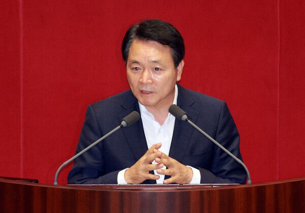 친윤계 인사인 성일종 국민의힘 의원은 한덕수 무소속 후보를 향해 “사회갈등과 통합을 위해 시대가 요구하는 많은 부분을 갖고 있는 사람이며 국격에 맞는 지도자”라고 평가하며 대선후보 등록 마감일인 11일 전에 단일화가 이뤄져야 한다고 밝혔다.[사진=연합뉴스]