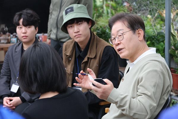 이재명 민주당 대선후보는 6일 청년들을 만나 이야기를 듣는 시간을 가졌다. [사진=연합뉴스]