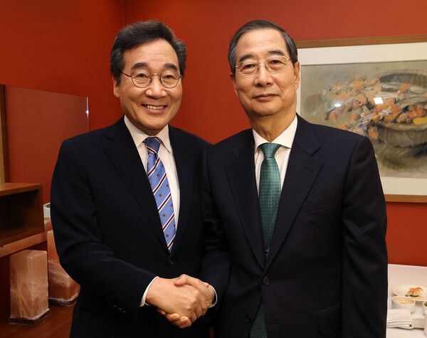 한덕수 전 총리와 이낙연 새미래민주당 상임고문은 6일 서울의 한 식당에서 회동을 갖고 개헌의 필요성을 공감하는 이야기를 나눴다. [사진=연합뉴스]