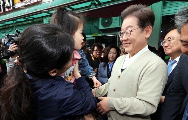 이재명 민주당 대선후보는 6일 골목골목 경청투어에서 시민들을 만났다. 이 후보는 이 자리에서&nbsp; 사법살인 조봉암 선생과 김대중 전 대통령의 사형선고를&nbsp; 언급하며 파기환송을 겨냥하는 발언을 했다. [사진=연합뉴스]