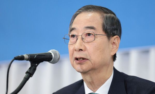 한덕수 무소속 대선후보는 7일 외신기자클럽 간담회에 참석해 “후보 단일화는 국민의 명령으로서 잘 이뤄질 것”이라고 말해 오늘 오후 6시 김문수 후보와의 회동을 앞두고 단일화를 압박하는 모양새를 취했다. [사진=연합뉴스]