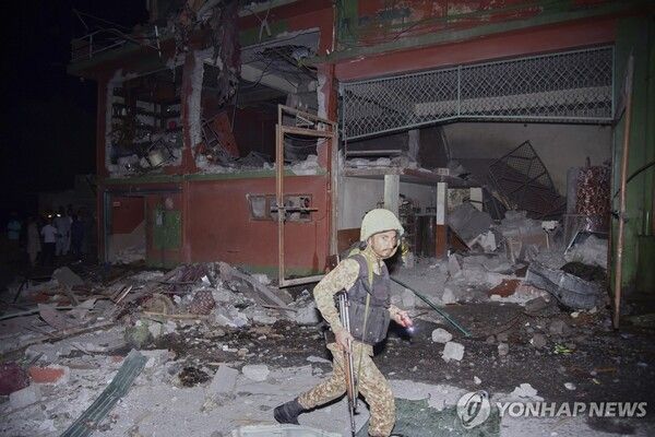 파키스탄군이 인도 미사일 공격으로 파손된 것으로 보이는 건물을 갈펴보고 있다 [사진=AP=연합뉴스]