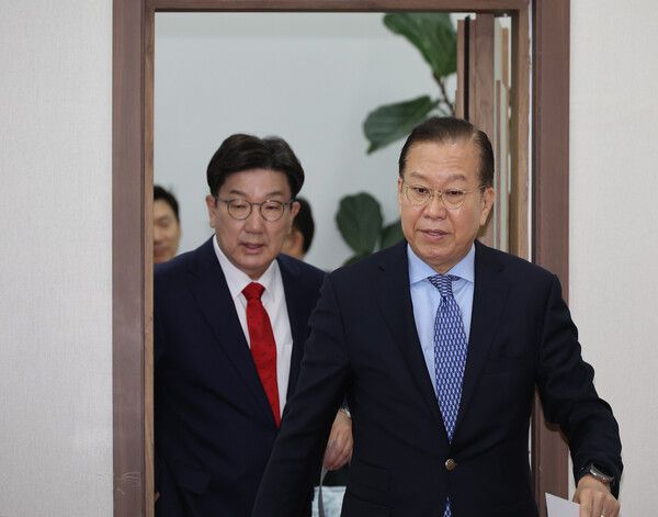 국민의힘 권영세 비상대책위원장과&nbsp;권성동&nbsp;원내대표가 8일 국회에서 열린 비상대책위원회의에 참석하고 있다. [사진=연합뉴스]