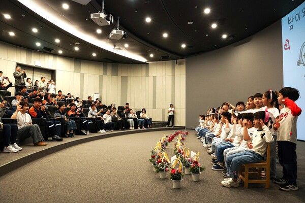 포스코어린이집 원아들이&nbsp;부모를 위해 준비한 감사의 노래를 율동에 맞춰 부르고 있다. / 사진=포스코