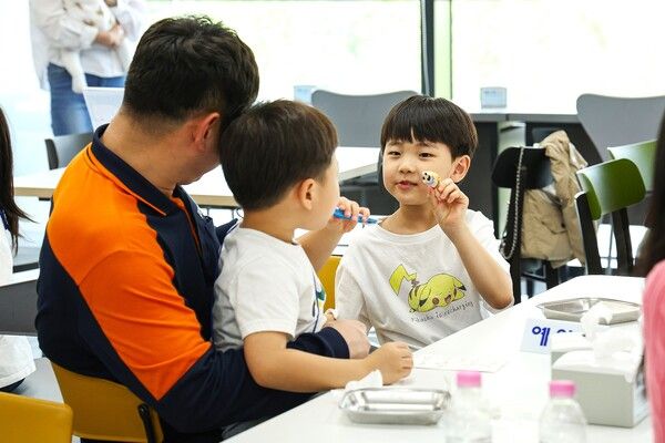 행사에 참여한 원아들이 아빠와 함께 쿠키를 만들고 있다. / 사진=포스코