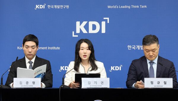 한국개발연구원(KDI) 김지연 전망총괄(가운데)이 8일 정부세종청사에서 KDI 현안분석 '잠재성장률 전망과 정책적 시사점'을 설명하고 있다. 왼쪽은 김준형 동향총괄, 오른쪽은 정규철 경제전망실장. [사진=연합뉴스]