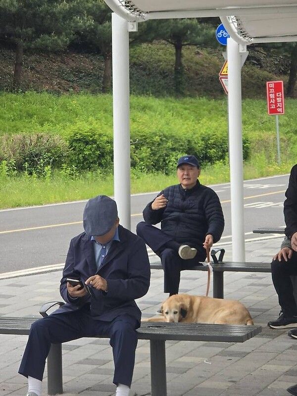 5일 서울 동작대교 부근 한강공원에서 포착된 윤석열 전 대통령.&nbsp; [출처=온라인 커뮤니티 갈무리]
