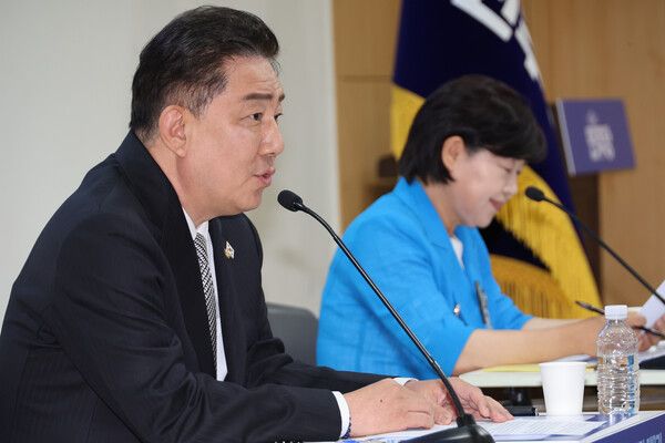 10일 서울 여의도 국회 의원회관에서 열린 더불어민주당 제22대 국회 2기 원내대표 후보 합동 토론회에서&nbsp;김병기&nbsp;후보가 기조발언을 하고 있다. 오른쪽은 서영교 후보. [사진=연합뉴스]