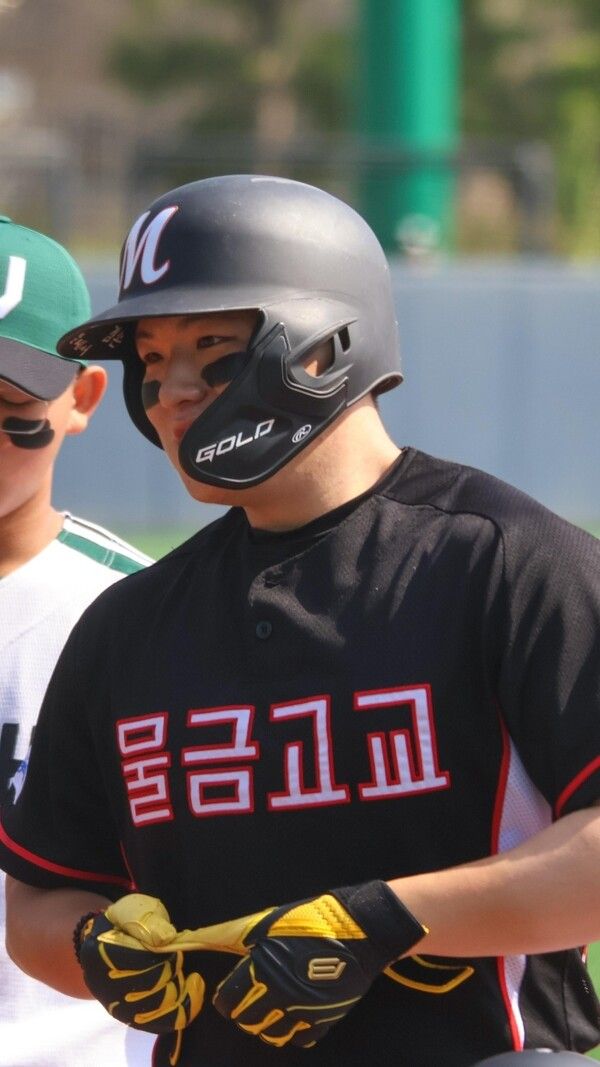 물금고등학교 야구부가 지난 7일 거제BC와의 경기에서 콜드승을 거둔 이후 8일 밀양BC와의 경기에서도 콜드승을 거둬 연일 돌풍을 일으키고 있다. (사진은 장외홈런으로 승리의 주역이 된 노진모 선수)