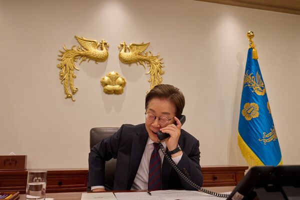 이재명 대통령이 10일 서울 용산 대통령실에서&nbsp;시진핑&nbsp;중국 국가주석과 전화 통화를 하고 있다. [사진=연합뉴스]