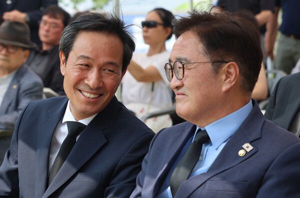 대통령실 정무수석 비서관으로 임명된&nbsp;우상호&nbsp;이한열기념사업회 이사장(왼쪽)이 9일 이한열 동산에서 열린 제38주기 이한열 추모식에 참석해 우원식 국회의장과 대화를 나누고 있다. [사진=연합뉴스]