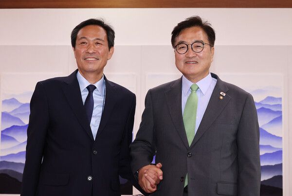 &nbsp;우원식 국회의장(오른쪽)이 10일 국회에서 예방한 대통령실 우상호 정무수석과 인사하고 있다. [사진=연합뉴스]