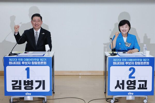 10일 서울 여의도 국회 의원회관에서 열린 더불어민주당 제22대 국회 2기 원내대표 후보 합동 토론회에서 김병기(왼쪽)·서영교 후보가 본격적인 토론에 앞서 취재진 카메라를 향해 파이팅 포즈를 취하고 있다. [사진=연합뉴스]