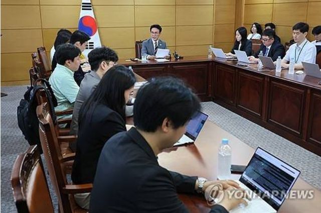 김민석 국무총리 후보자는 국회 인사청문회를 앞두고 10일 종로구 통의동 금융연수원에 마련된 청문회 준비단에서 기자간담회를 가졌다. [사진=연합뉴스]