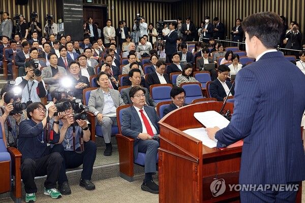 국민의힘 김용태 비상대책위원장이 9일 서울 여의도 국회에서 열린 의원총회에서 발언하고 있다. [사진=연합뉴스]
