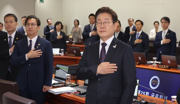 이재명 대통령이 10일 서울 용산 대통령실에서 열린&nbsp;국무회의에서 국기에 경례하고 있다. [사진=연합뉴스]