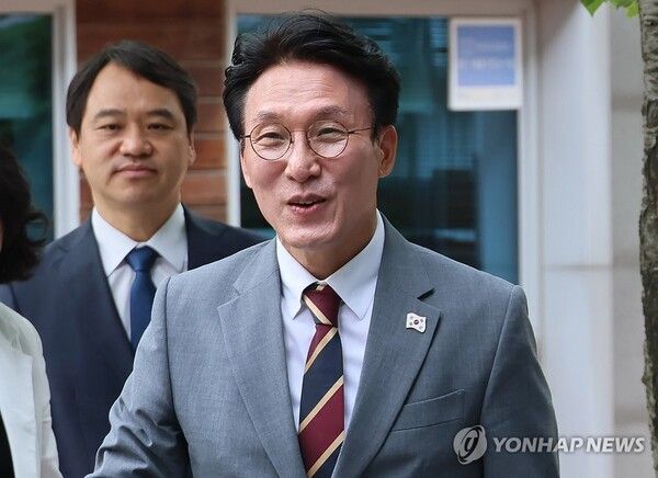 이재명 정부 첫 인사청문회를 앞둔 김민석 국무총리 후보자가 10일 국회에 인사청문요청서를 접수하고 이날 기자간담회를 가졌다. [사진=연합뉴스]