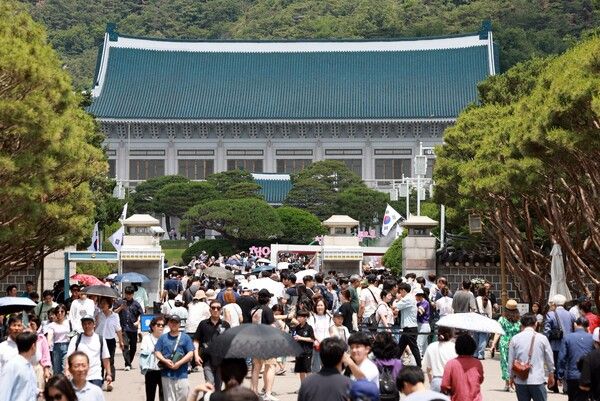 8일 서울 종로구&nbsp;청와대가 관람객으로 붐비고 있다. [사진=연합뉴스]