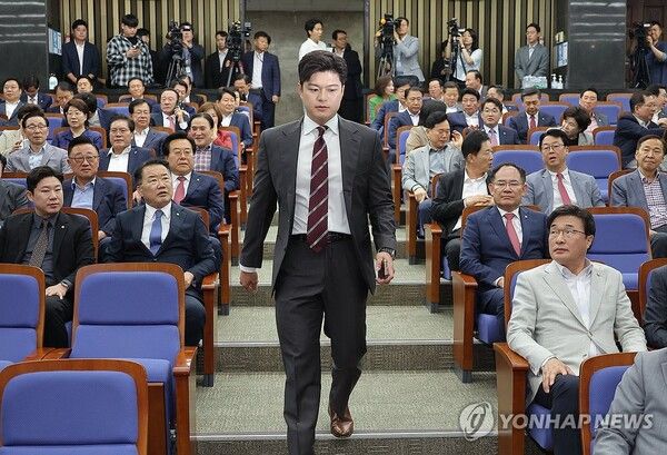 대선 패배 후 지도부 구성을 놓고 국민의힘 내홍이 장기화되고 있다. 9일 국민의힘 의원총회장에 들어서는 김용태 비대위원장. [사진=연합뉴스]