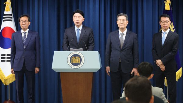 강훈식 대통령 비서실장이 8일 용산 대통령실에서 정무,홍보,민정 수석 인선을 발표하고 있다.&nbsp;왼쪽부터 우상호 정무수석, 강 비서실장,&nbsp;오광수&nbsp;민정수석, 이규연 홍보소통수석. [사진=연합뉴스]