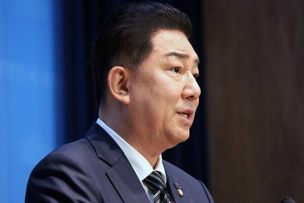 오는 13일로 예정된 더불어민주당 원내대표 선거에 출마한 국정원 출신의 김병기 의원(3선)은 부인 이모 씨가 과거 국가정보원 기조실장에게 아들의 취업을 청탁했다는 의혹을 제기한 보도와 관련해 자료유출에 대한 수사를 의뢰하겠다고 밝혔다. [사진=연합뉴스]