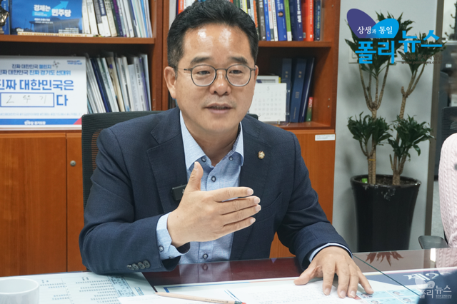 더불어민주당 '을지로위원회'와 '디지털자산위원회'의 양대 위원회 위원장을 맡고 있는 국회 정무위원회 위원 민병덕 의원이 23일 서울 여의도 의원회관에서 열린 폴리뉴스 김능구 대표와 인터뷰에서 금융개혁에 대해 의견을 밝히고 있다.[사진=이준수 PD]