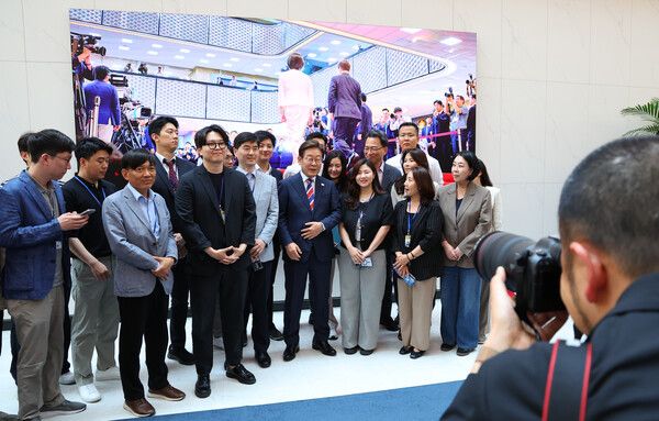 이재명&nbsp;대통령이 11일 서울 용산 대통령실 기자식당에서 출입기자들과 점심식사 후 기념촬영을 하고 있다. [사진=연합뉴스]