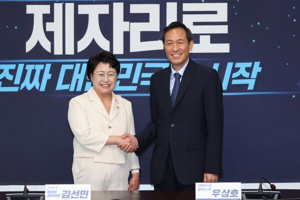 조국혁신당 김선민 당대표 권행대행이 11일 서울 여의도 국회를 찾은&nbsp;우상호&nbsp;대통령실 정무수석을 접견하고 있다. [사진=연합뉴스]