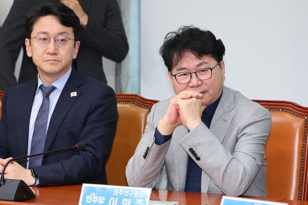 더불어민주당&nbsp;이한주&nbsp;민주연구원장이 5일 서울 여의도 국회에서 열린 최고위원회의에서 박찬대 대표 권한대행 겸 원내대표의 발언을 듣고 있다. [사진=연합뉴스]