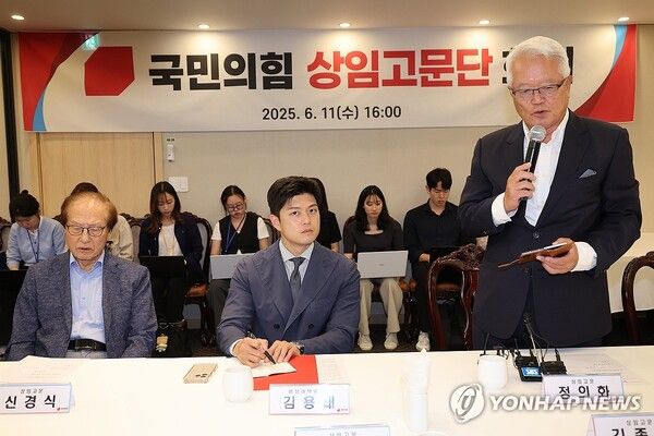 국민의힘 김용태 비상대책위원장이 11일 서울 여의도 한 식당에서 열린 당 상임고문단과의 회의에 참석해 고문단 회장인 정의화 전 국회의장의 발언을 듣고 있다. [사진=연합뉴스]