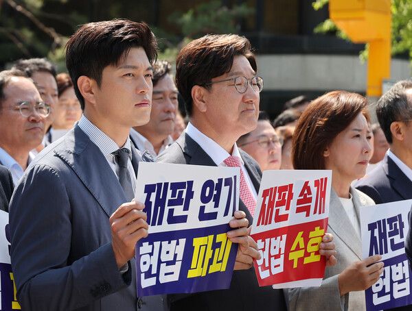 국민의힘은 11일 이재명 대통령의 공직선거법 위반 사건의 파기환송심을 사실상 무기한 연기한 서울고등법원 앞에서 현장 의총을 열었다. [사진=연합뉴스]