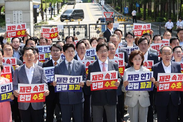 국민의힘&nbsp;김용태 비상대책위원장과 권성동 원내대표가 11일 이재명 대통령의 공직선거법 위반 사건의 파기환송심을 사실상 무기한 연기한 서울고등법원 앞에서 열린 현장 의원총회에서 구호를 외치고 있다. [사진=연합뉴스]