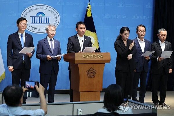 검찰개혁안 발표하는 민주당 의원들 [사진=연합뉴스]