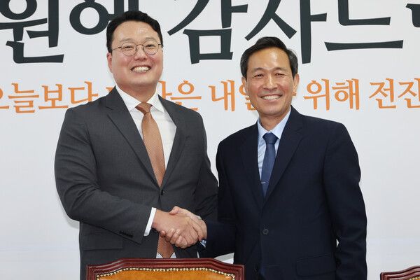 개혁신당 천하람 당 대표 권한대행 겸 원내대표가 11일 서울 여의도 국회에서&nbsp;우상호&nbsp;대통령실 정무수석을 접견하고 있다. [사진=연합뉴스]