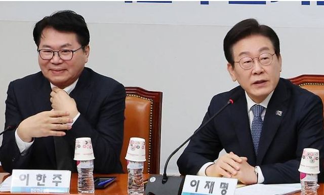 이재명 정부 5년 로드맵을 짜는 국정기획위원회가 16일 공식 출범한다. 이한주 국정기획위원장이 새 정부 100대 국정과제 등을 총괄하는 국정기획위원장을 맡는다. 사진은 대선 시절 이재명 대선후보와 이한주 민주연구원장. [사진=연합뉴스]