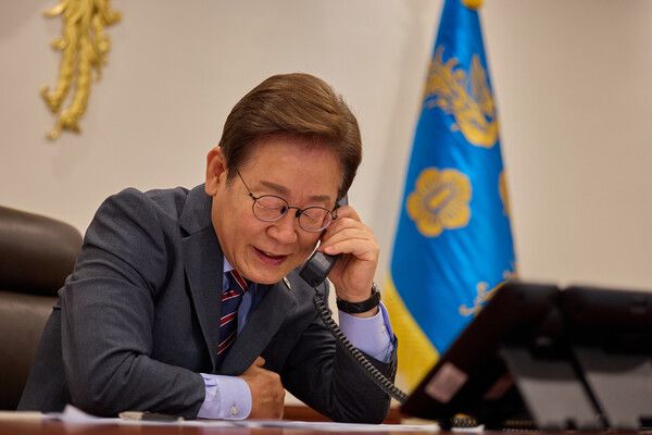 이재명&nbsp;대통령이 12일 용산 대통령실에서 르엉 끄엉 베트남 국가주석과 전화 통화를 하고 있다. [사진=연합뉴스/대통령실 제공]