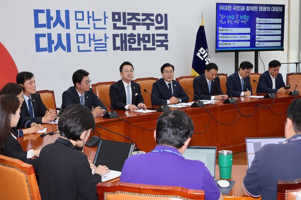 더불어민주당 박찬대 당 대표 직무대행 겸 원내대표가 12일 서울 여의도 국회에서 열린 고별 기자회견에서 퇴임 소회를 밝히고 있다. [사진=연합뉴스]