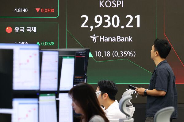 &nbsp;코스피가 상승세로 출발한 13일 서울 중구 하나은행 딜링룸 현황판에&nbsp;코스피&nbsp;지수가 표시되고 있다. [사진=연합뉴스]