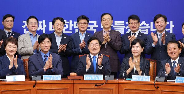 더불어민주당&nbsp;박찬대 당대표 직무대행 겸 원내대표가 13일 국회에서 열린 최고위원회의를 마친 뒤 참석 위원들과 기념촬영을 하고 있다.[사진=연합뉴스]