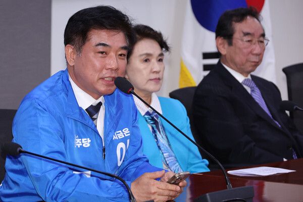 김병욱 더불어민주당 전 의원(왼쪽)은 13일 라디오에 출연해 연말까지 코스피 3200선을 예측하며 