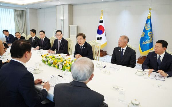이재명&nbsp;대통령이 13일 서울 용산 대통령실에서 6경제단체·기업인 간담회를 하고 있다. [사진=연합뉴스]