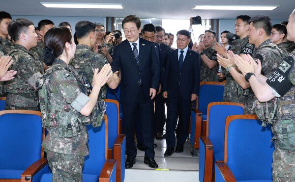 이재명&nbsp;대통령이 13일 경기도 연천군 육군 25사단 비룡전망대에서 장병들을 격려하고 있다. [사진=연합뉴스]