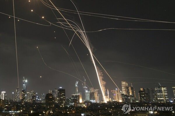 13일(현지시간) 밤, 이스라엘 텔아비브 상공에 이란 미사일을 격추하기 위한 '아이언돔'이 작동하고 있다 [사진=연합뉴스]