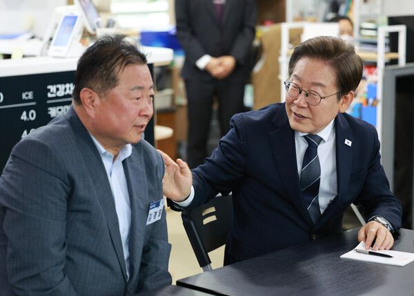 &nbsp;이재명&nbsp;대통령이 13일 경기도 파주시 장단면 행정복지센터에서 열린 접경지 주민 간담회에 참석한 김경일 파주시장과 대화하고 있다. [사진=연합뉴스]