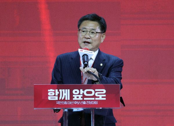 국민의힘 원내대표 선출에서 기호 2번을 배정 받은 이헌승 의원은 당의 위기 상황을 인식하고 계파 갈등에서 벗어나 중립을 강조하며 통합과 쇄신안을 제시, 이를 실천하겠다는 의지를 밝혔다. [사진=연합뉴스]