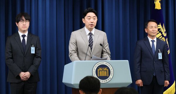 강훈식&nbsp;대통령비서실장이 15일 서울 용산 대통령실에서 인선 발표를 하고 있다. 왼쪽부터 하정우 AI미래기획수석, 강 비서실장, 김현종 국가안보실 1차장. [사진=연합뉴스]