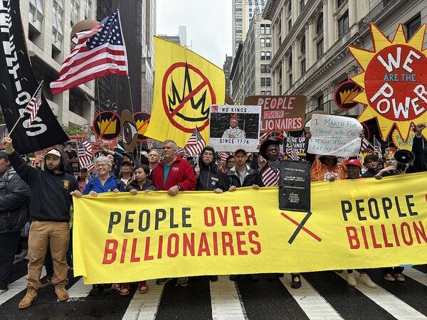 뉴욕 맨해튼 거리에서 열린 '노 킹스' 집회에서 참가자들이 피켓을 들고 행진하고 있다 [사진=연합뉴스]