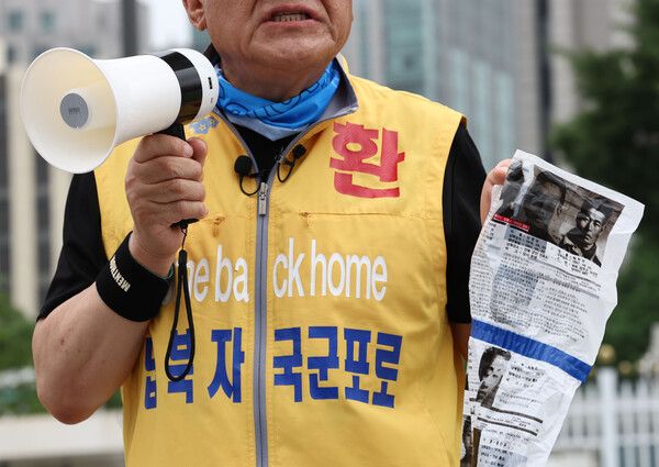 최성룡 납북자가족모임 대표가 16일 서울 종로구 정부서울청사 앞에서 기자회견을 열고&nbsp;대북전단 살포 이유와 내용 등에 대해 설명하며 납북된 가족들의 생사 확인요청을 호소하고 있다. [사진=연합뉴스]